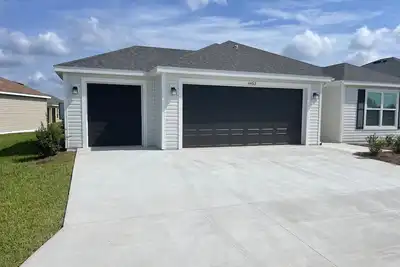 Image de Great Location to all the fun! Three bedroom Designer home with Golf Cart.