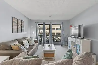 Image de Recently renovated condo across street from beach + Free Attraction Tickets!