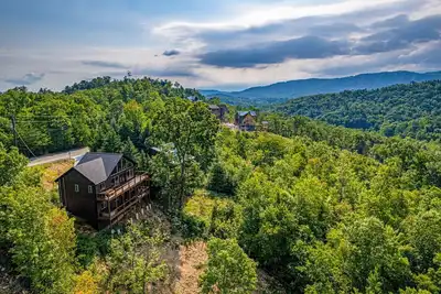 Image de Views! Mins to Pigeon Forge, Hot Tub, Fire Pit. Free Attraction Tickets!