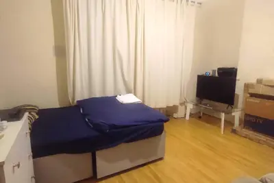 Image de Room Available in shared house 5 minute walk from town