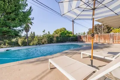 Image de @ Marbella Lane - Cozy Modern Home w/ Relaxing Design & Pool