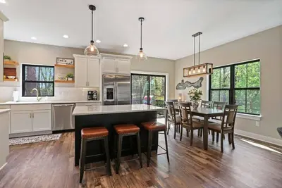 Image de Deerpath Hill |Brand New Home |6 Re-Usable Passes to Fontana Beach Included (Less than a Mile Away)