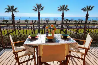 Image de Seafront Apartment for rent only 50 meters from the beach