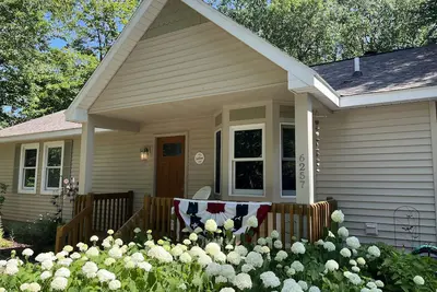 Image de Three Bedroom, Newly Remodeled Home, Just Two Blocks From Downtown Glen Arbor. . .