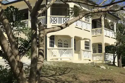 Image de Beautiful, tranquil Home. 8 minutes from the International Airport