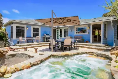 Image de Upgraded coastal getaway with private hot tub, grill, & patio - walk to beach
