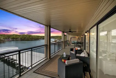 Image de Modern & Cozy Condo-Huge screened in deck, heart of the Ozarks