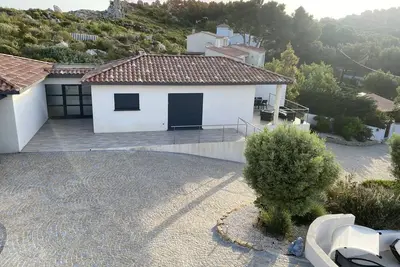 Image de villa d architecte dans domaine privé. Piscine ouverte avec dates et horaires.