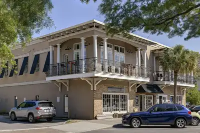 Image de \nWalk to the beach and Pier  Wrap around porch