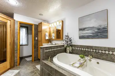 Image de Charming house with sauna, jetted tub, and pool table. Cozy open floor plan.