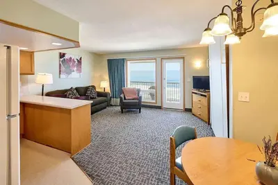Image de Oceanfront King Suite With Full Kitchen, Beach Access, Pool & Hot Tub