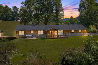 Image de Bear's Den | 2 Homes, Hot Tub & Views⛰️ + Biltmore Pass