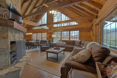 Image de Hot Tub, Game Room & Valley Views + Biltmore Pass | Peaceful Mountain Lodge