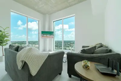 Image de Penthouse Condo, minutes from Downtown & from the Beach