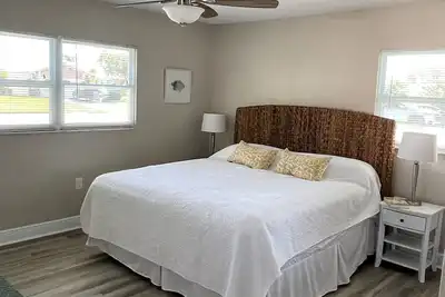 Image de Barb’s Bungalow! Lakefront with golf cart