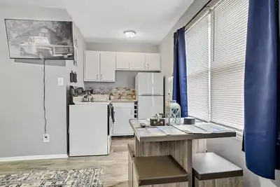 Image de Rustic Spacious Studio/Aurora area/Sleeps 2/Pet Friendly/Free Wi-Fi & Parking
