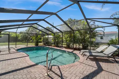 Image de Tropical Palm Oasis - Cozy Private Heated Pool Home!