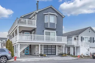 Image de Long Island Steps to beach, near Allegria Hotel. 3 night min. Avail Labor Day!