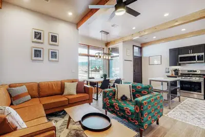 Image de Modern Villa \/ 2br \/ 2ba \/ Fp \/ 2 Patios \/ Arcade \/ 5 min to Slopes and Trails!