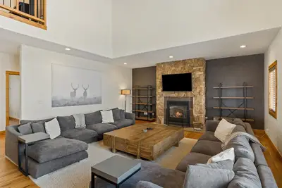 Image de Spacious Home with fenced backyard oasis and private hot tub