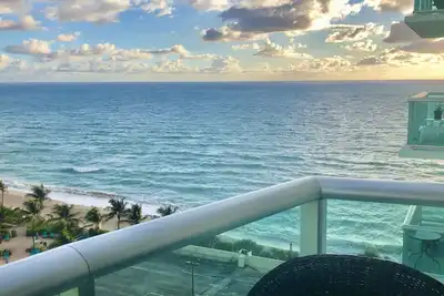 Image de Beautiful beach front condo with a magnificent beach and pool view.