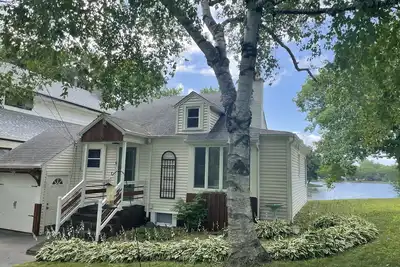 Image de Beautiful lake house tucked away in quiet neighborhood