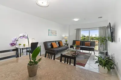 Image de Stylish 2-Bedroom Apt, Free Parking, Walkable