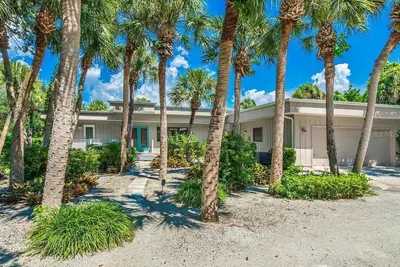 Image de Casey Key Oasis 3br home on. 75 acre w heated pool, boat dock, beach access
