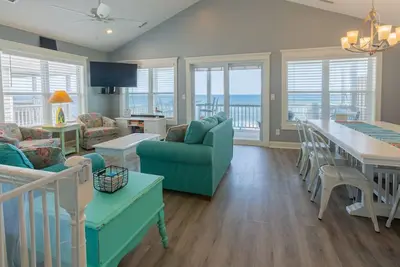 Image de Oceanfront, Hot Tub, 2 King Beds, 2 Bunk Rooms!