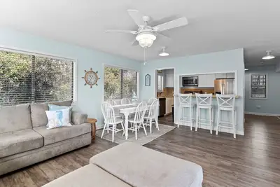 Image de Scenic Caswell Beach! 3 Mins to Beach & Pool. Clean + Conveniently Located