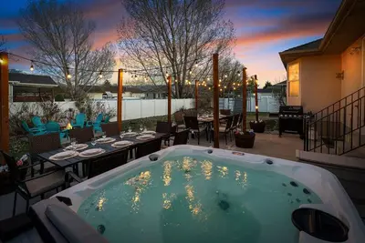 Image de 🏠Private home with hot tub. Beds for 32!
