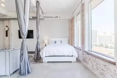 Image de Amyfinehouse|Modern 3br Loft |Pool+Breakfast+Valet