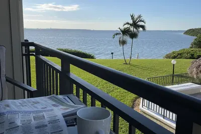 Image de 2nd floor condo overlooking pool with a beautiful bay view.
