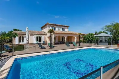 Image de Belle maison de vacances privée avec piscine privée, Wifi, climatisation, Tv, patio et parking