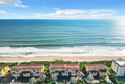 Image de Peaceful Beachfront Oasis-- Walk onto the sand!