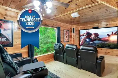 Image de 10 Foot Theater Screen w/ Stadium Seating, Air Hockey, Arcades, Hot Tub and Wifi