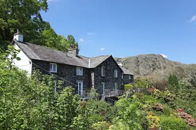 Image de Old Quarry Cottage - elevated village location - lake views