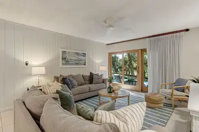 Image de Pet Friendly | Ground Floor Beachwood Condo | Newly Updated | Across the Street from Beach