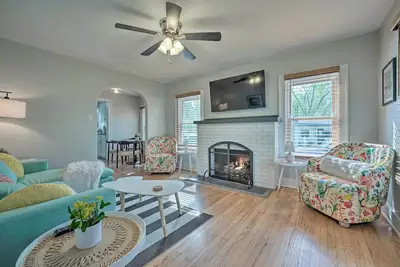 Image de Benton Harbor 'Gracie Cottage' w/ Hot Tub + Yard!