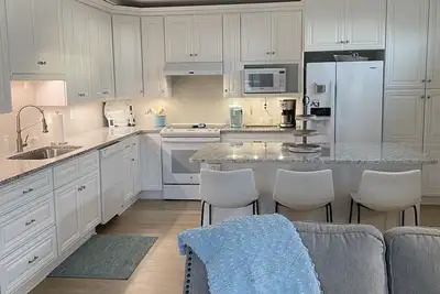 Image de 3 Br, 2 Bath home in Emerald Isle! Golf cart, beach chairs & Shibumi included!