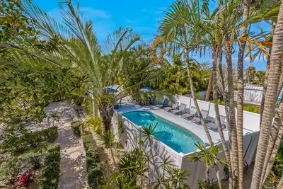 Image de TranquiliSea: Pet friendly, long term discount, sleeps 12, resort-style pool!
