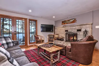 Image de Luxurious! 4- bedroom Lakefront Home on Little Germain.