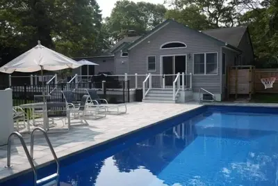 Image de Hampton Bays Getaway! Heated Pool, Playground, Firepit, Gameroom & lots more!