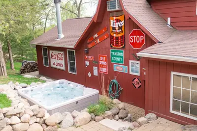 Image de HotTub, PingPong, Firepit, 2 LivingRooms just. 67 mi to beach
