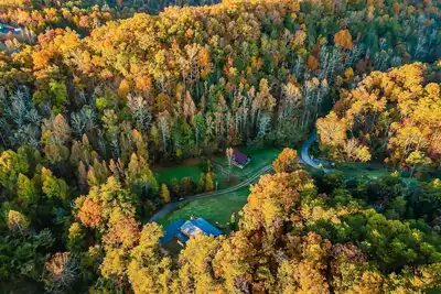 Image de 6 Acre Retreat, 6mi to Pf, View, Hot Tub, Pets, Decks, Pool Table, Arcade Games