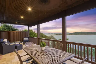 Image de Lakebreeze Villa | Backyard Lake Access!