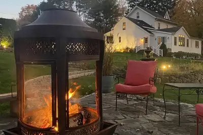Image de Farmhouse apartment on beautiful grounds. 2 mi. to Candlewood Lake