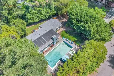Image de Modern Log house! Private Pool! Spa! Close to town