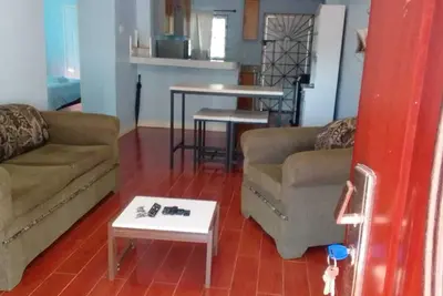 Image de 2 bedroom home in Spalding Manchester w\/queen bed, kitchen dining & living room