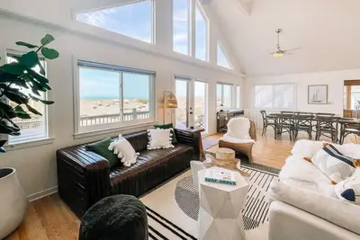 Image de Dune Haus ~ Lovely Oceanfront Cottage Private Cape Hatteras Beach HotTub Lift